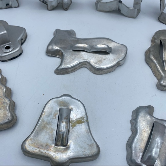 VTG Lot Of 10 Aluminum Metal Cookie Biscuit Cutters Santa Tree Angel Rabbit Bell - Picture 3 of 14